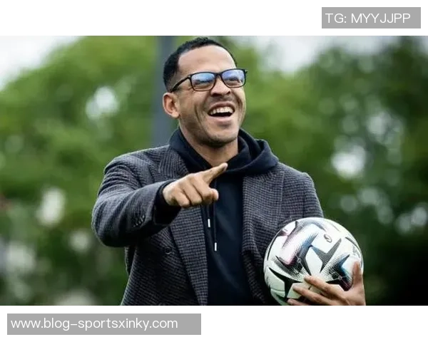 罗塞尼尔与球员亲密互动赢得年轻一代的喜爱与尊重